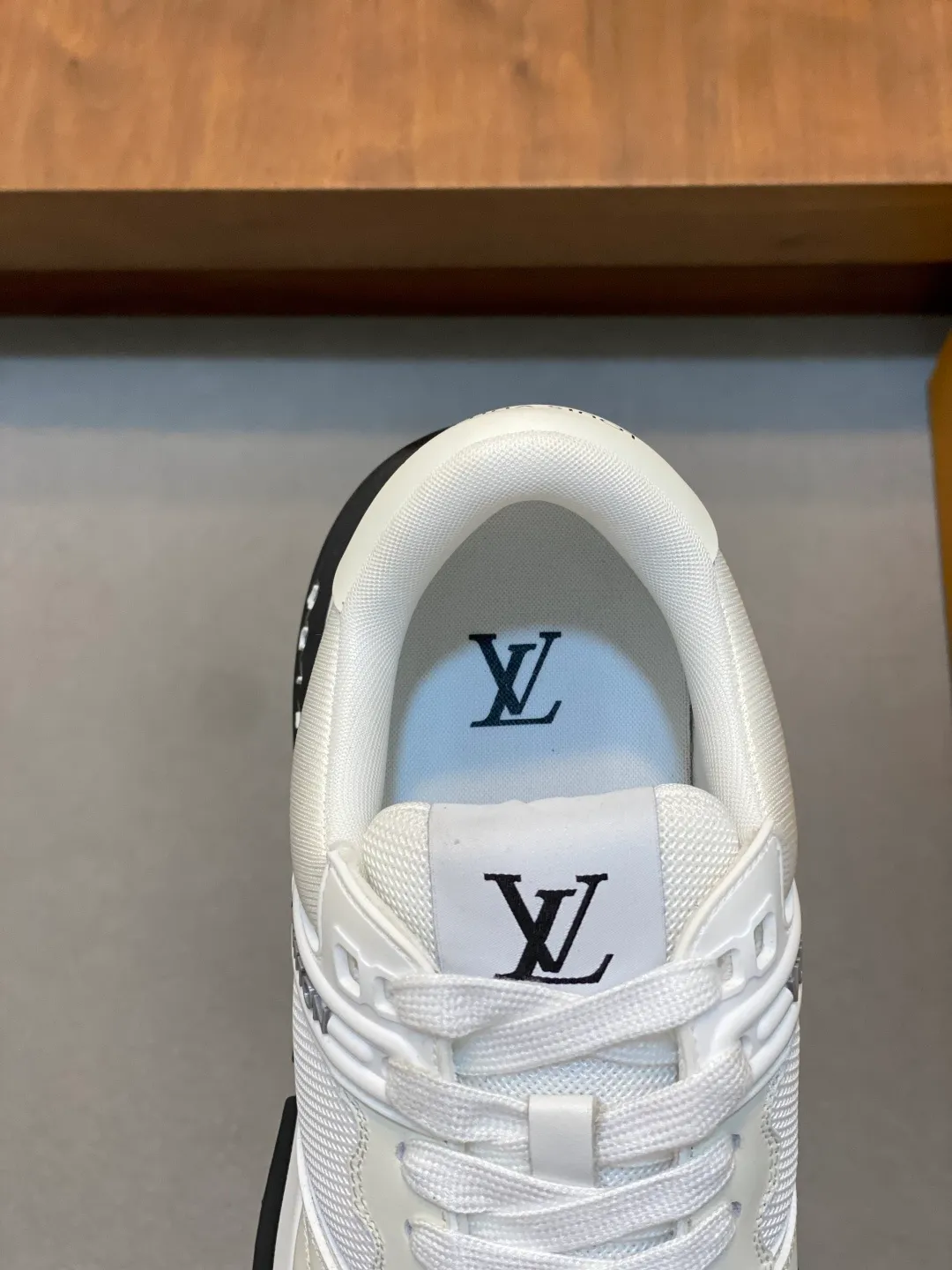💰800 Lujia new color matching men's 🧍‍♂️trainer sneakers, this LV Trainer sneaker is made of soft grained calfskin and presents pure tones. The brand was born in 1854. The designer's handwritten brand logo is embellished on one side. Virgil Abloh designed it himself. It is a very commemorative sneaker. Brand new LV Louis Vuitton louis vuitton trainer sneaker low casual sports culture versatile basketball shoes Size: 39-44 (38, 45, 46 customized)